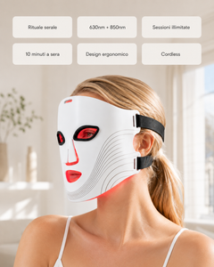 Donna durante rituale anti-età serale con maschera LED viso luce rossa nottesud